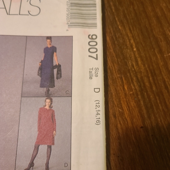 McCalls Sewing Pattern Size D - Picture 2 of 4
